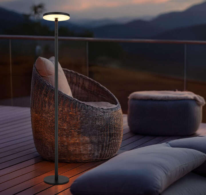 GLOBO LED Solar Stehlampe auf terrasse 1200x1140